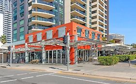 Park Views & Luxe Amenities In Broadbeach